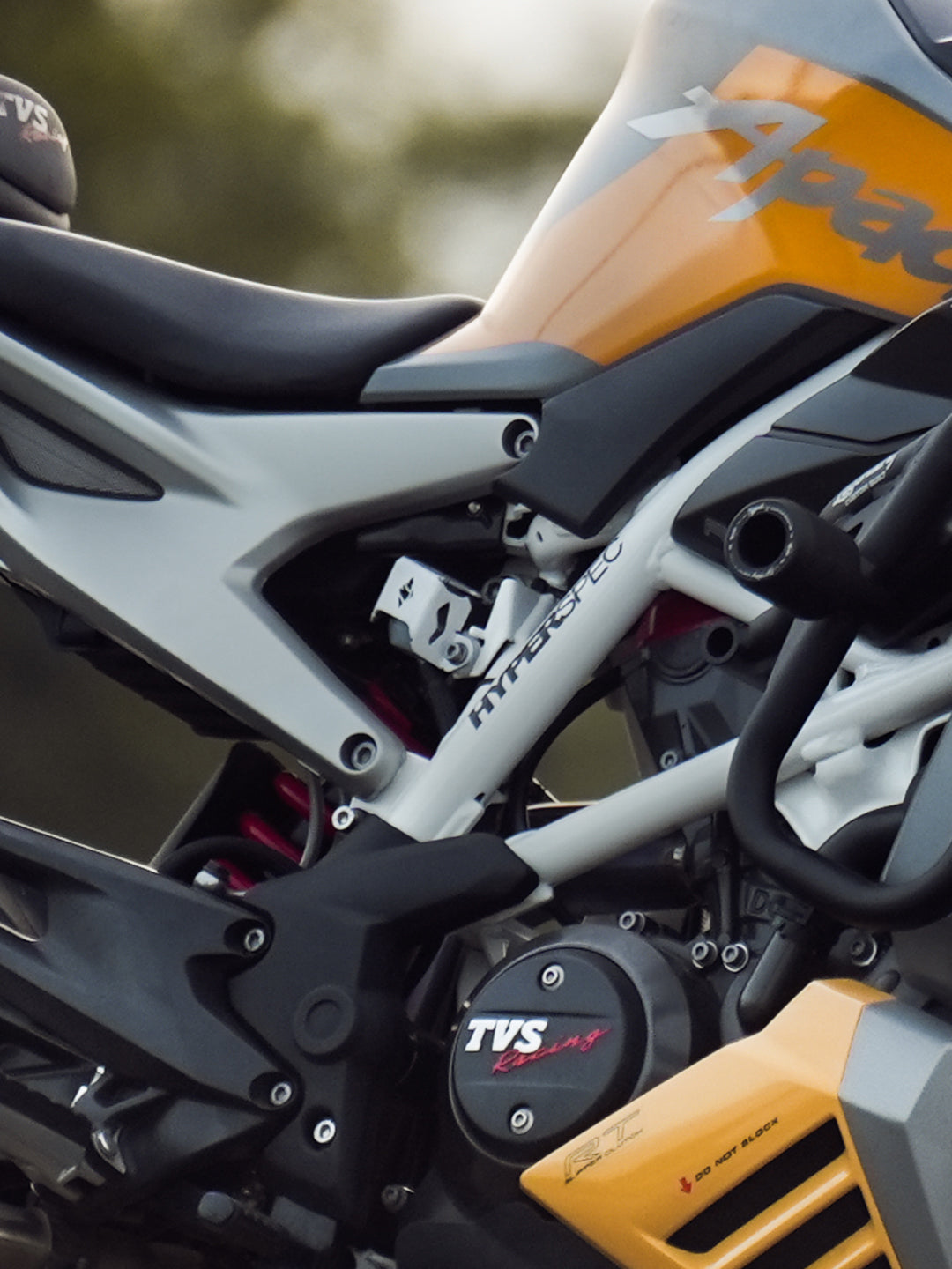 Legundary Apache RTR310 Casque Rear Oil Cap