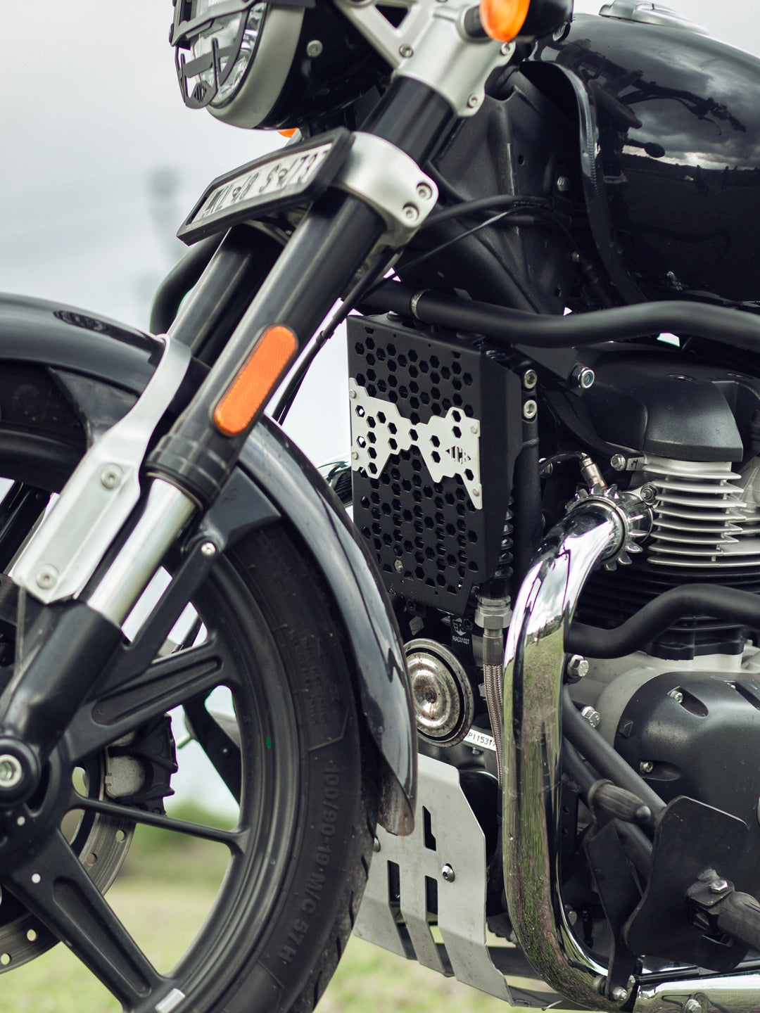 Legundary Super Meteor 650 Vector Radiator Grill