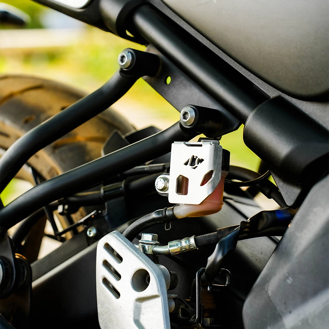 Legundary YAMAHA XSR 155 CASQUE REAR OIL CAP SILVER